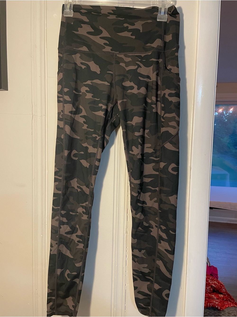 🪖 ODODOS High-Waisted Camo Leggings – Brown/Black